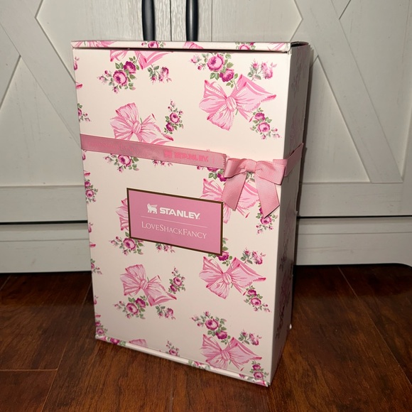 Stanley x Love Shack Fancy Holiday Quencher 20 oz Rosa Beaux Pink - Picture 9 of 11